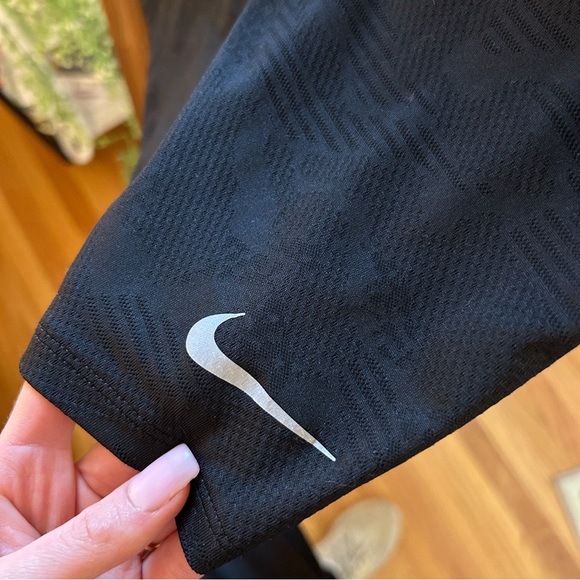 Nike workout top 🤩 - Picture 5 of 5